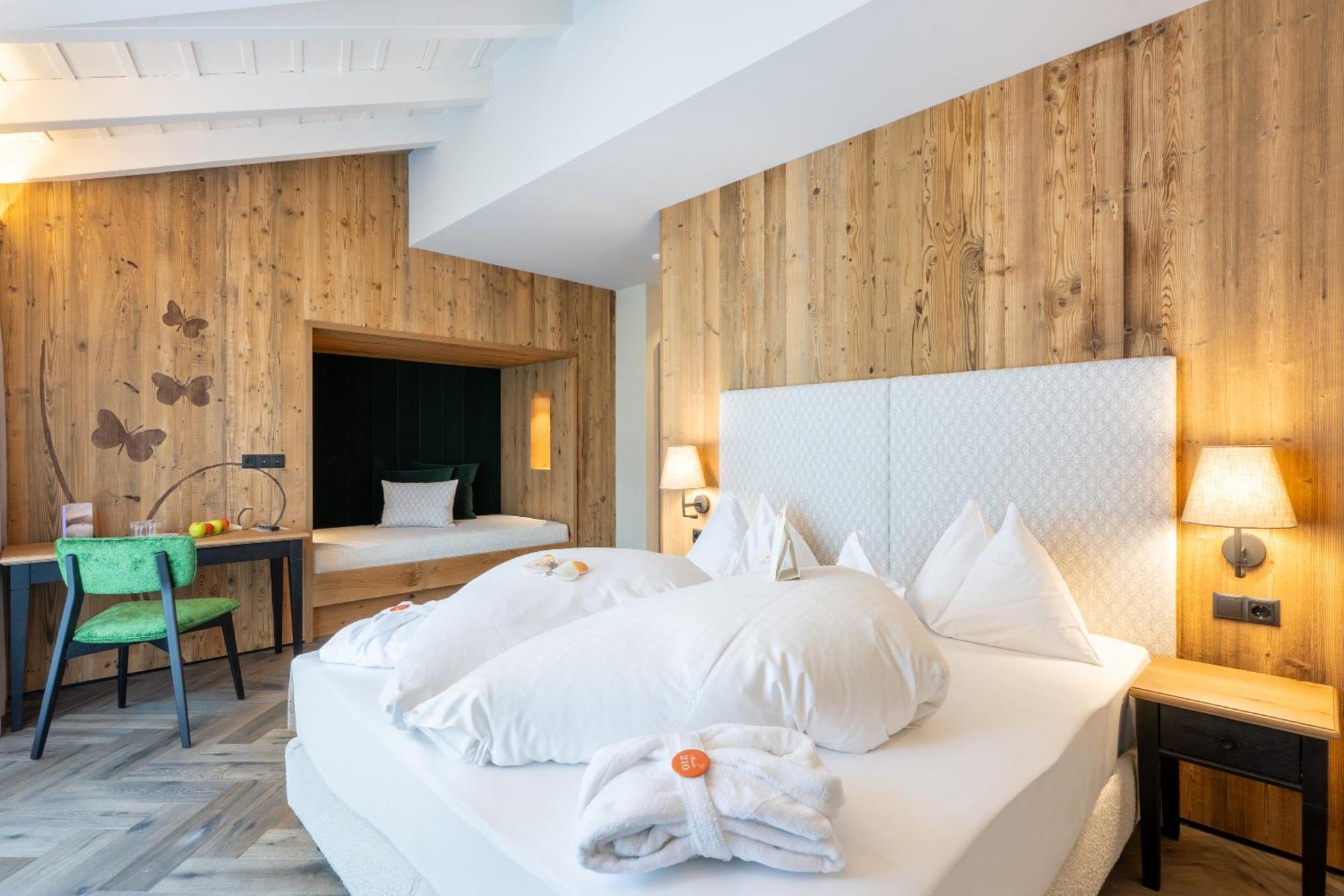 Mirabell Dolomites Hotel - Luxury Ayurveda & Spa Valdaora Esterno foto